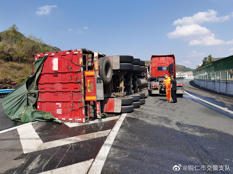 高速公路 匝道 大货车侧翻