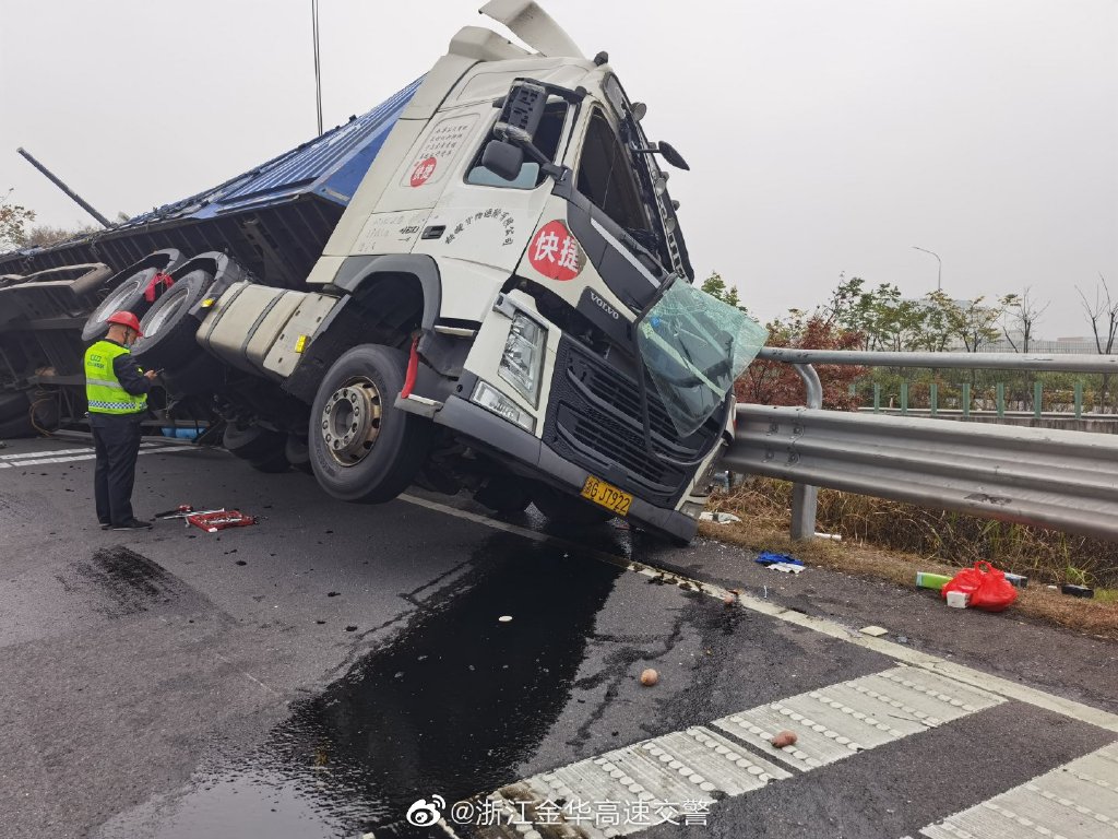 高速公路 匝道 大货车侧翻